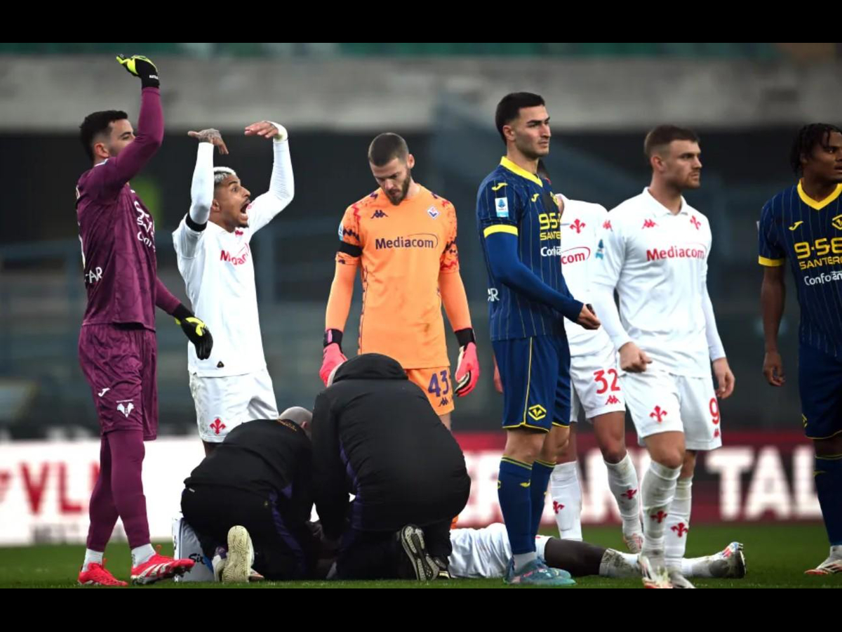 De Gea bàng hoàng nhìn đồng đội ngã gục trên sân