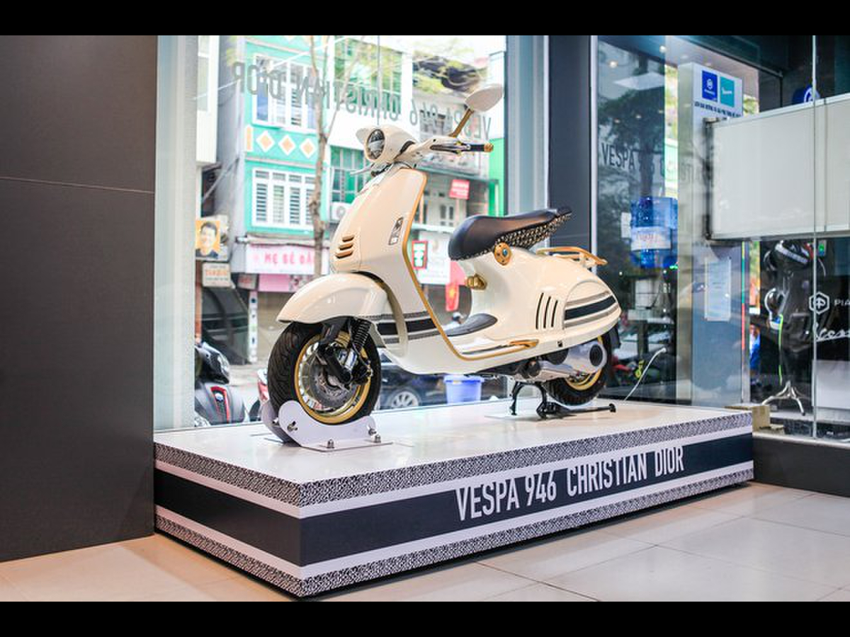 Dân buôn hét giá xe máy Vespa 946 Christian Dior gần 1 tỉ đồng tại Việt Nam   Tuổi Trẻ Online