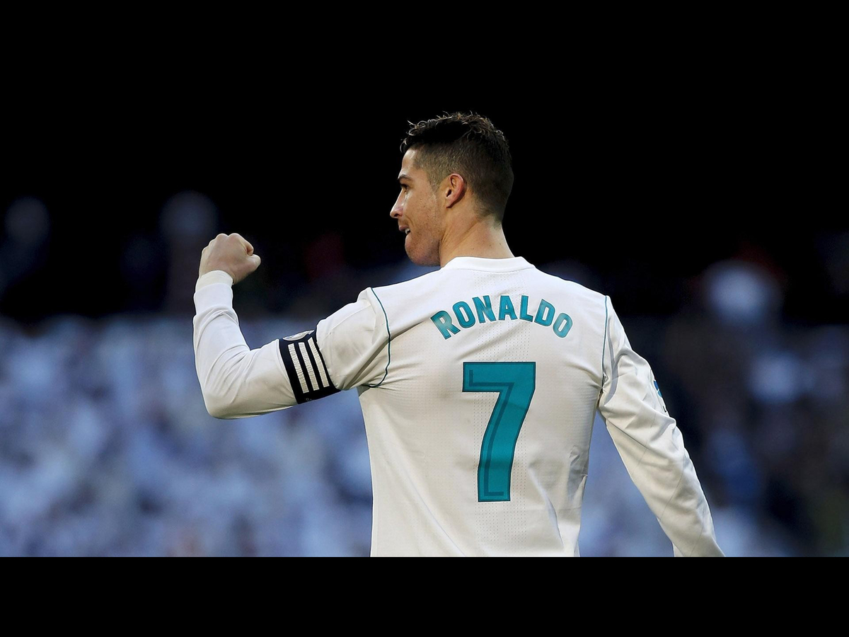 Hình nền : Real Madrid, Cristiano Ronaldo, người chơi, cầu thủ bóng đá, Vị  trí bóng chày, Di chuyển bóng rổ, 2048x1228 px 2048x1228 - wallpaperUp -  525468 - Hình nền đẹp hd - WallHere