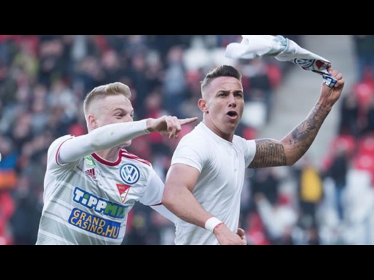 Sikeres stratégia metaforája: fiatal labdarúgó célba lő