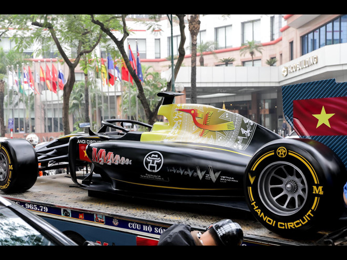 Hình ảnh mô hình xe F1 diễu hành trên đường phố Hà Nội