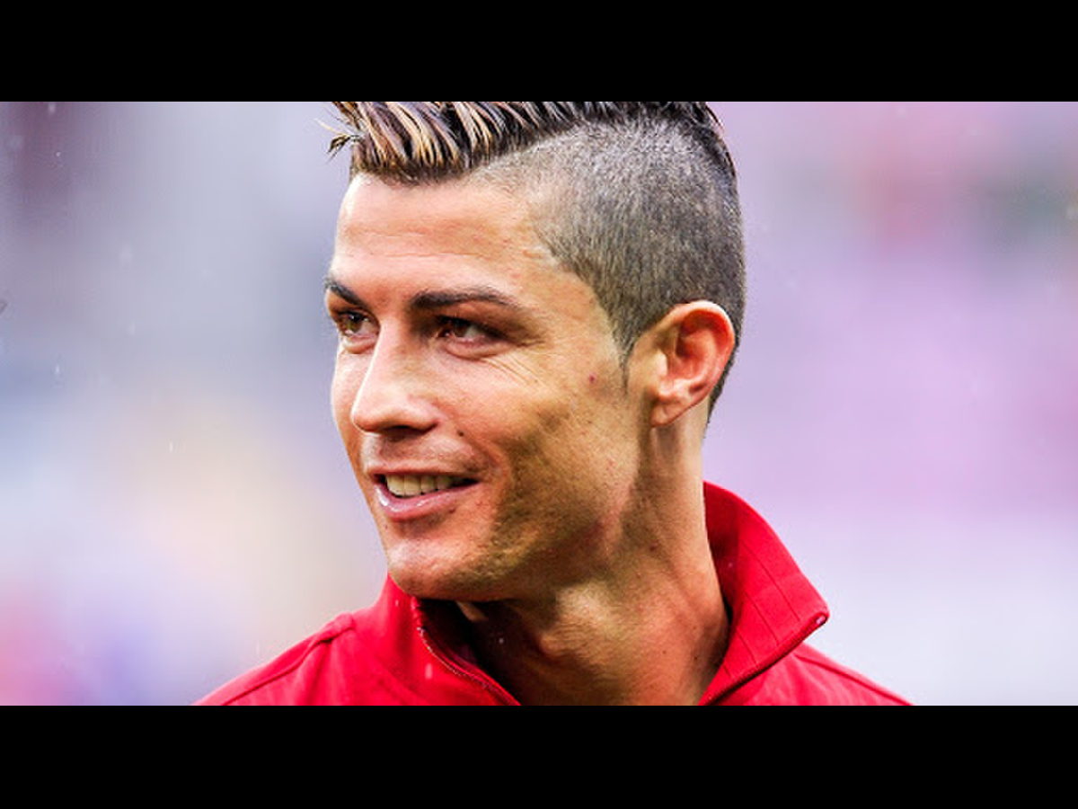 60 kiểu đầu của Ronaldo: Từ gã ngố đến người đàn ông hấp dẫn