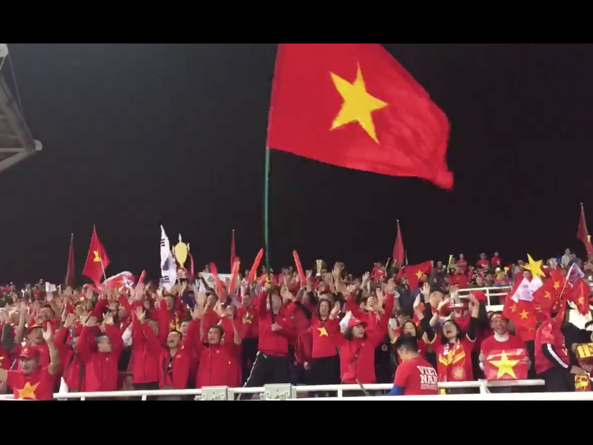VIDEO: Hình ảnh tuyệt đẹp về lá cờ Việt Nam tung bay trên bầu trời ...