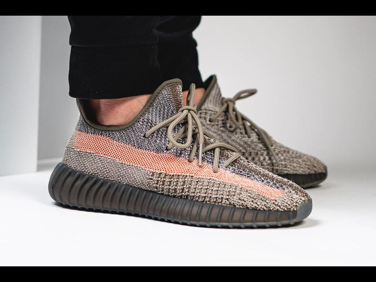 Trên chân Adidas YEEZY BOOST 350 V2 Ash Stone